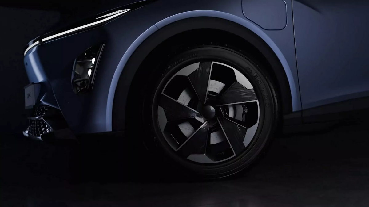 Передня частина Perodua QV-E