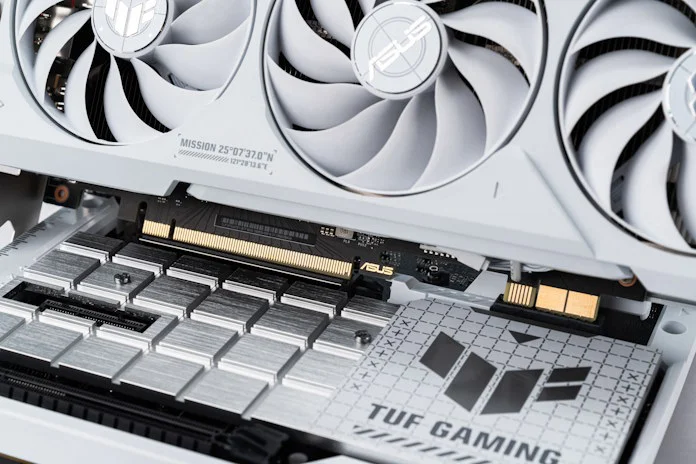 BTF-роз'єм справа від PCI Express. Ілюстрація: Asus