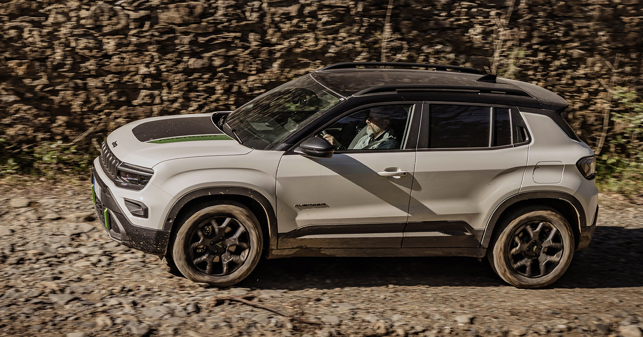 Jeep Avenger 4xe на снігу