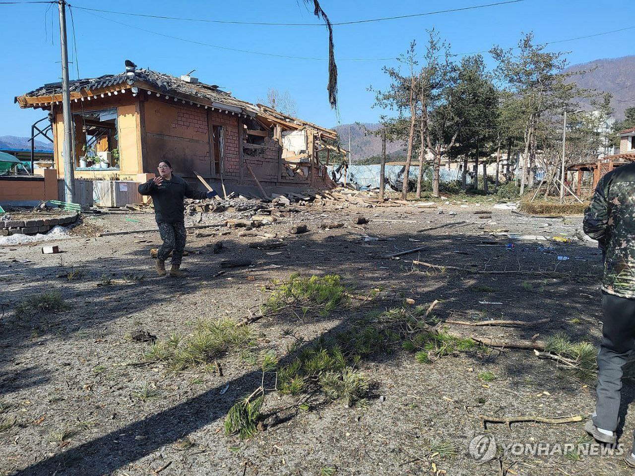 Des militaires inspectent la zone où les bombes ont été larguées à Pochon
