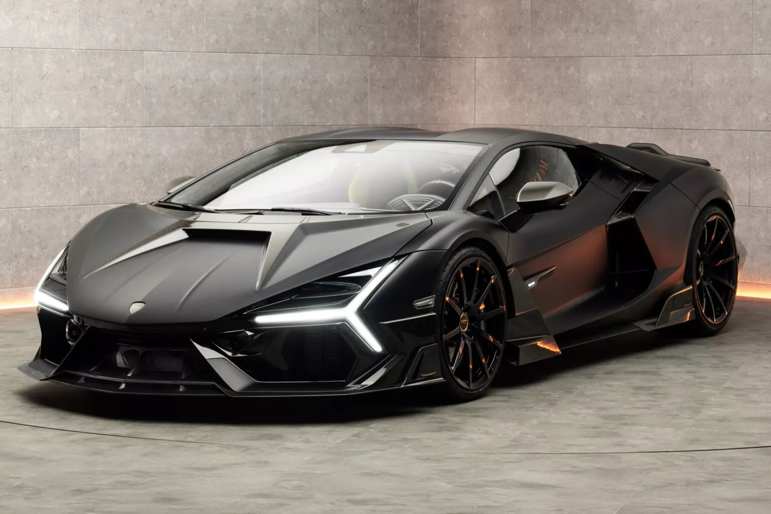 Lamborghini Revuelto by Mansory в красивом окружении
