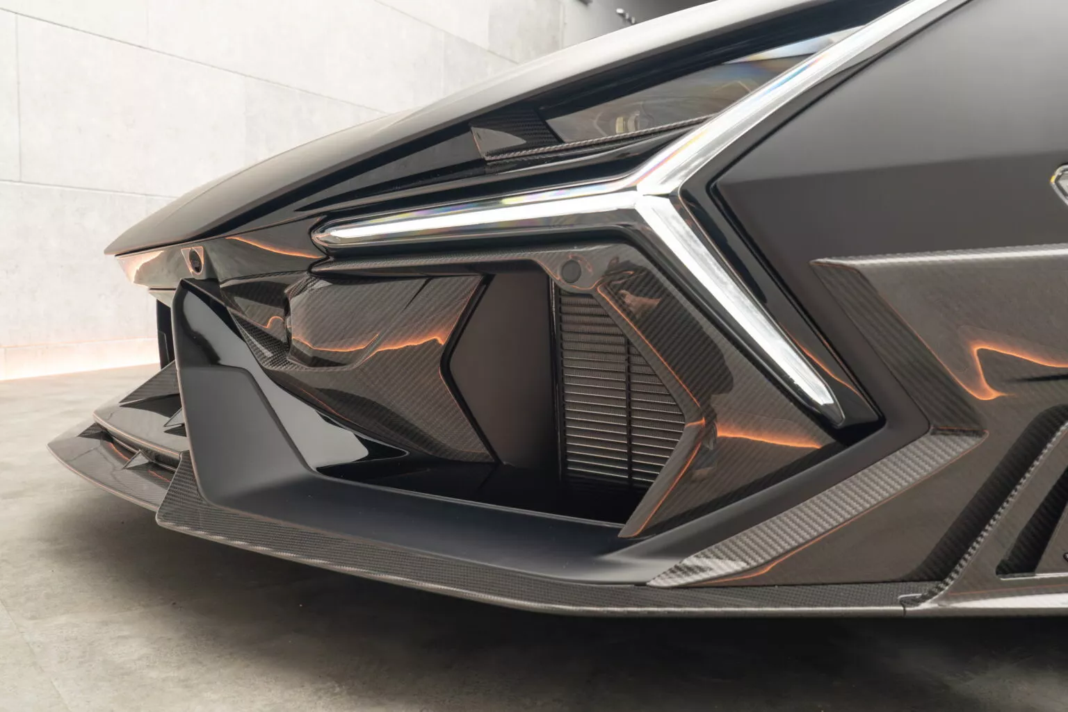 Лямборджини Ревульт с карбоновым обвесом от Mansory