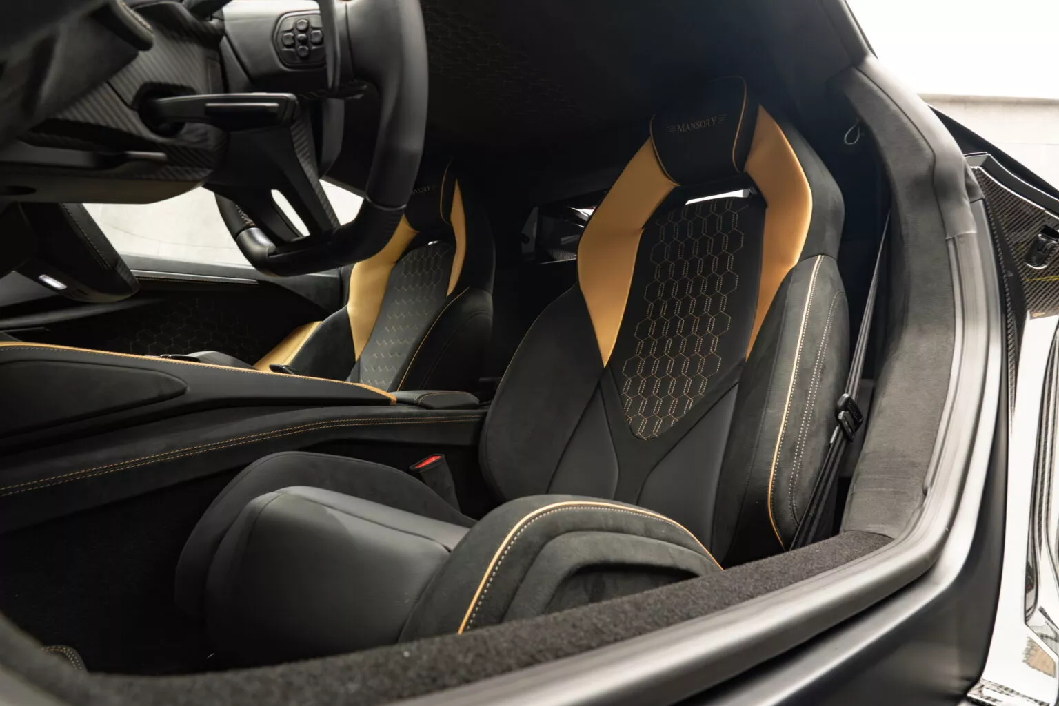 Интерьер автомобиля Lamborghini Revuelto от Mansory