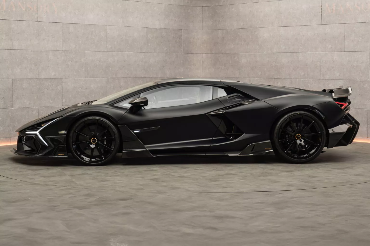 Новый спойлер Lamborghini Revuelto от Mansory