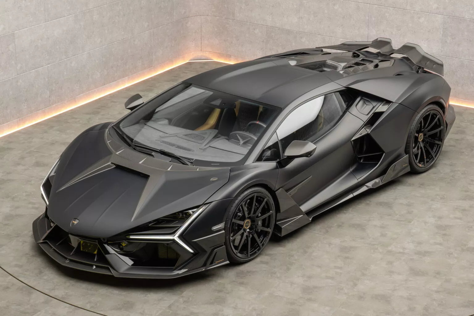 Карбоновый капот Lamborghini Revuelto от Mansory