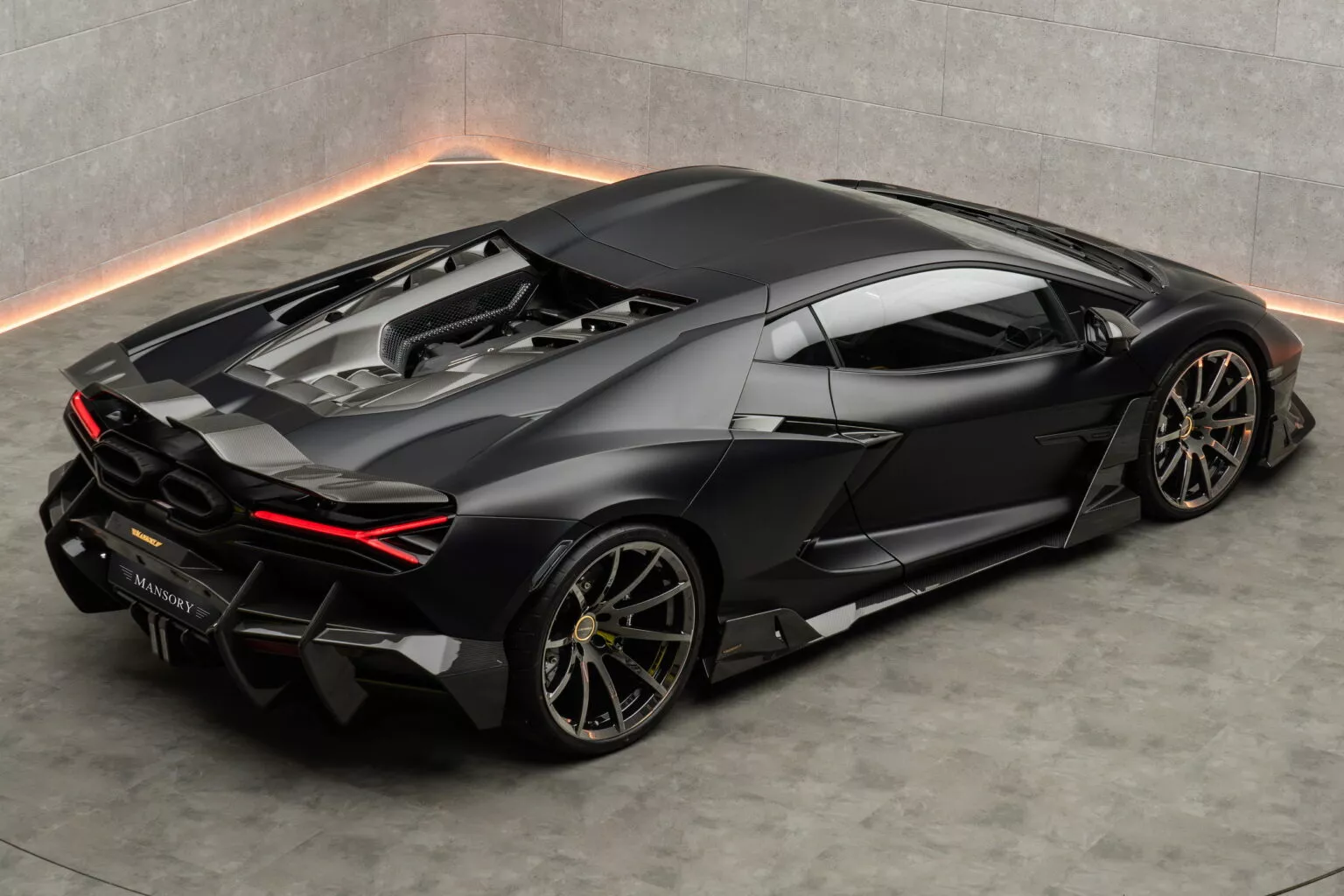 Агрессивный передний сплиттер Lamborghini Revuelto от Mansory