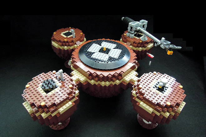 Работающий проигрыватель виниловых пластинок из LEGO-2