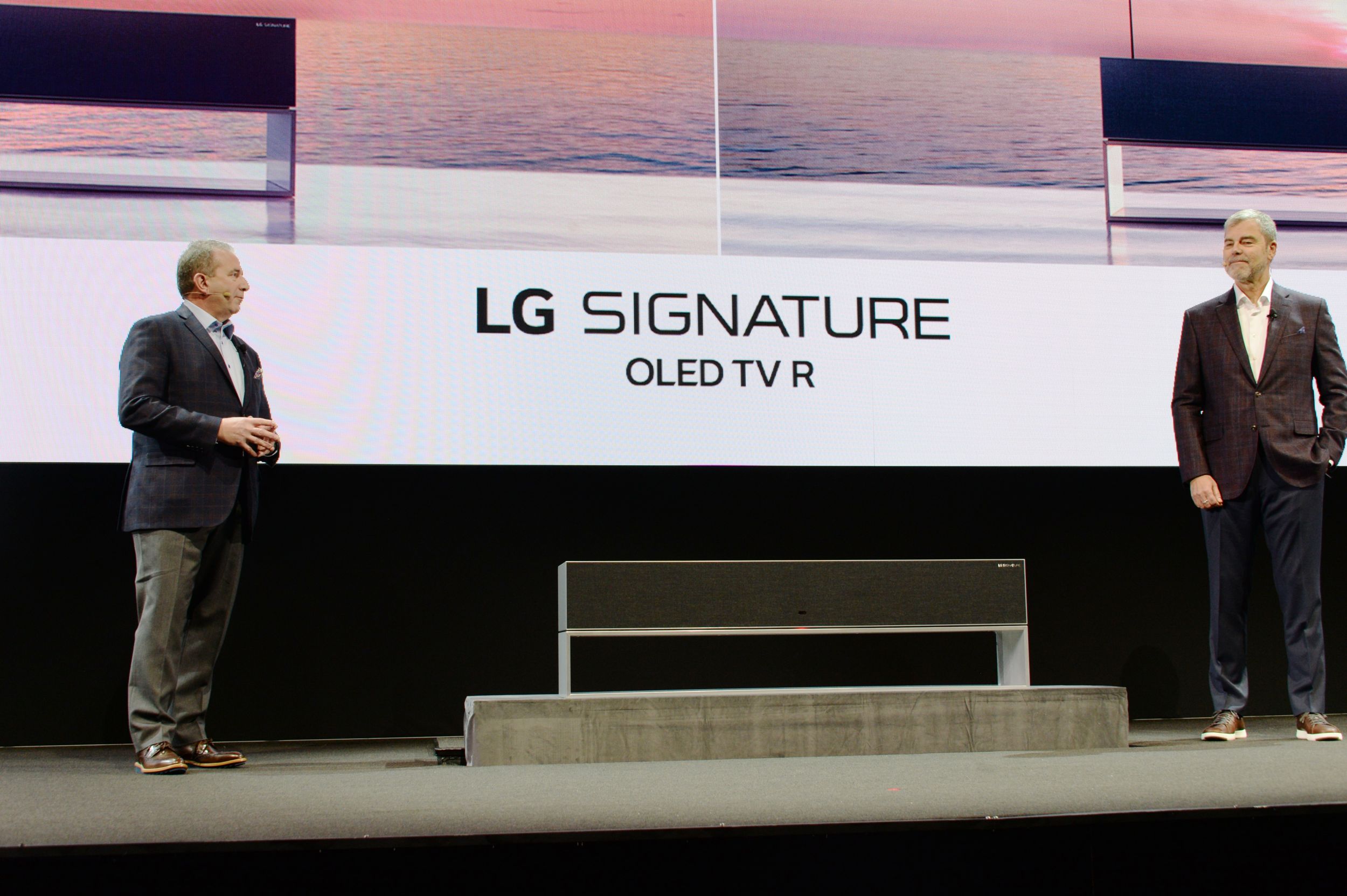lg-OLED65R9-rollable-tv-ces-2019-3.jpg