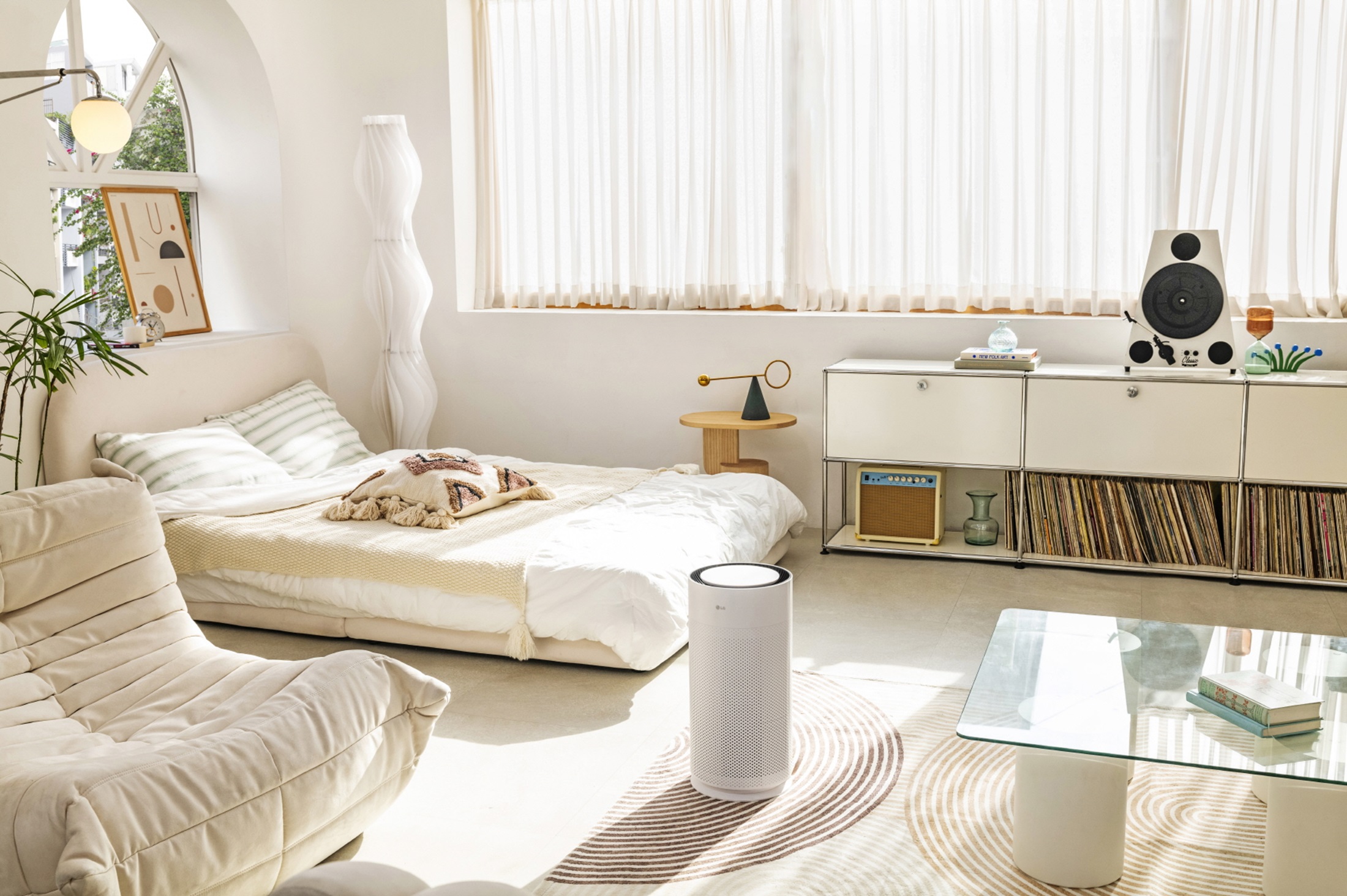 LG PuriCare AeroHit in a snow-white body