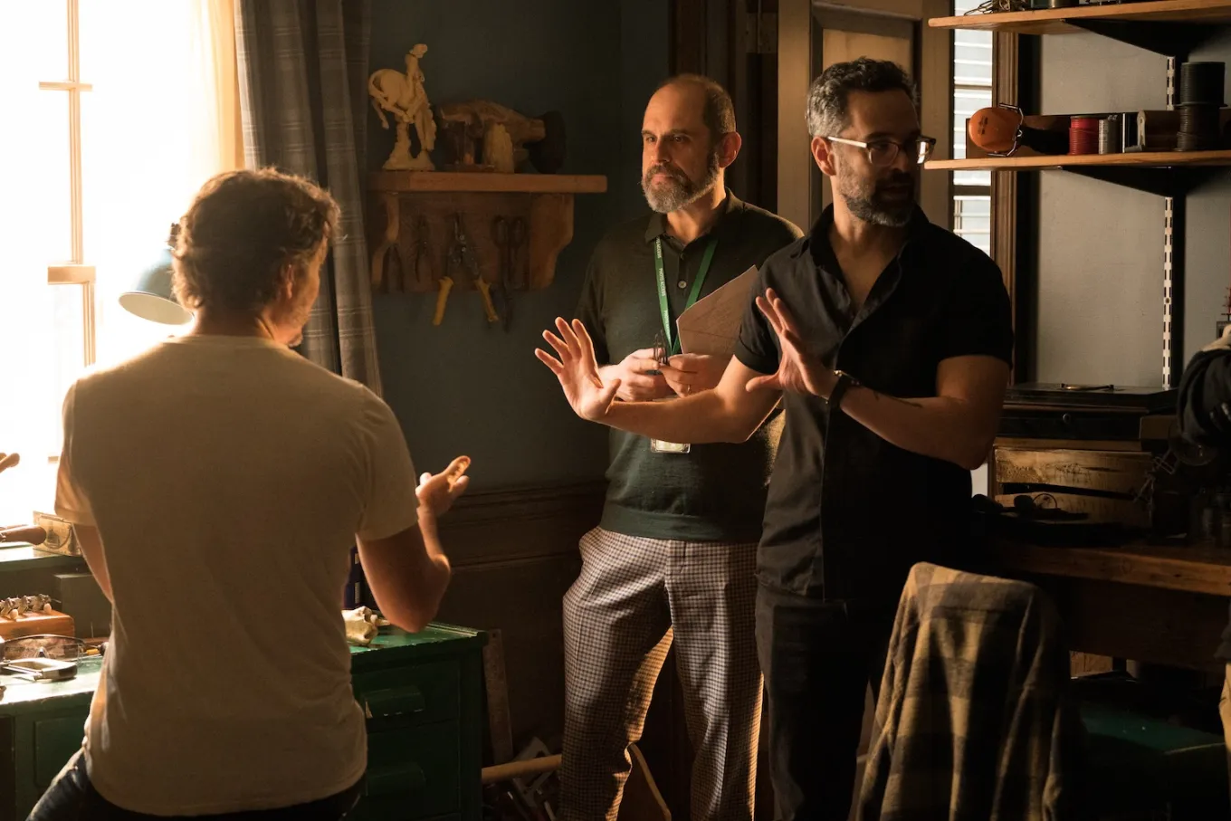Neil Druckmann, Craig Mazin et Pedro Pascal sur le plateau de tournage