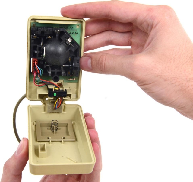 Умельцы из iFixit разобрали первый компьютер Macintosh 128K-13