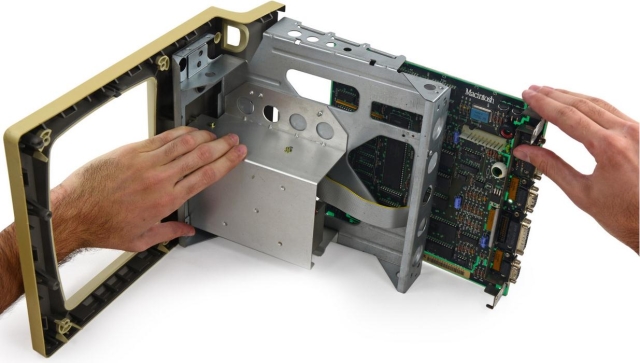 Умельцы из iFixit разобрали первый компьютер Macintosh 128K-9
