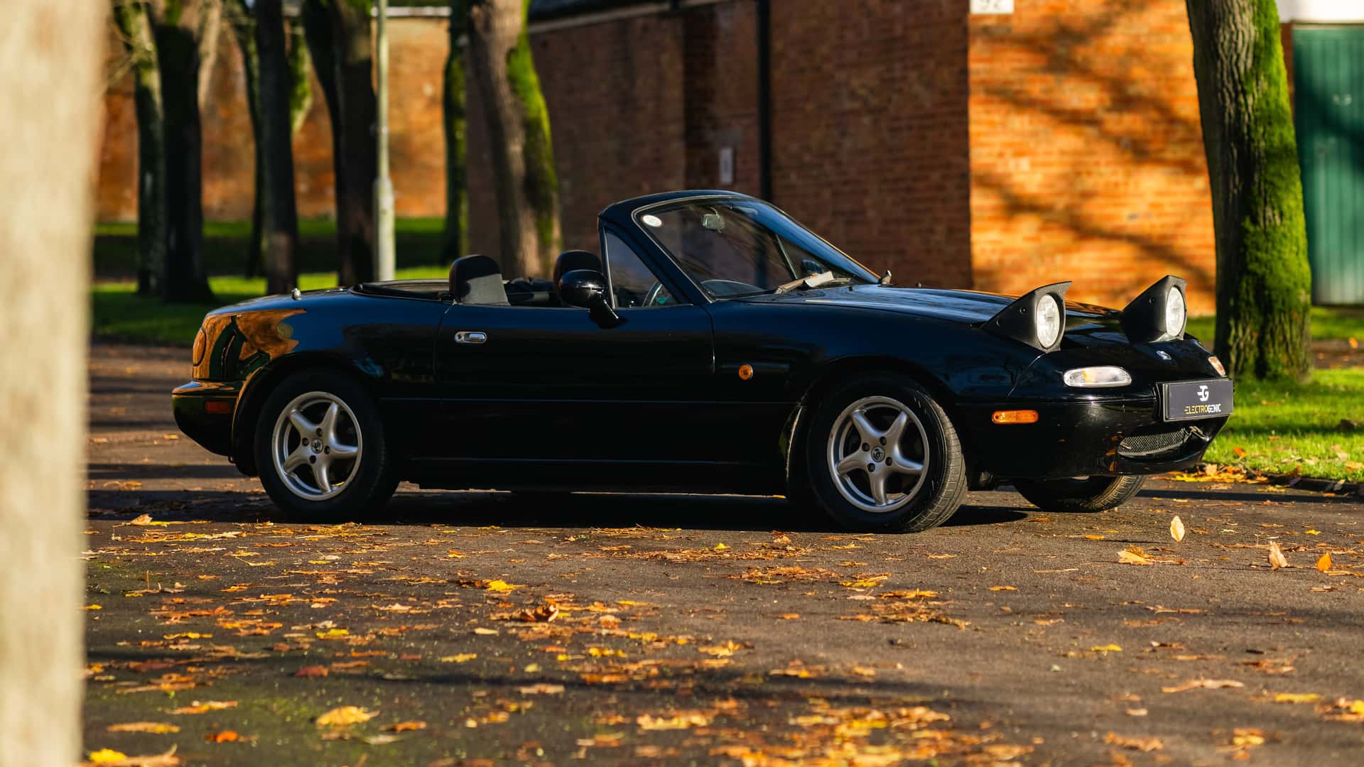 Електрифікована Mazda MX-5 NA - вид 4