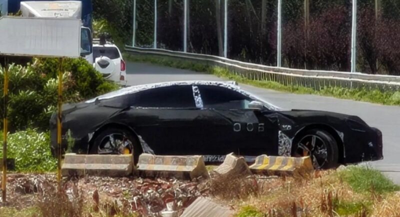 General view of the Xiaomi SU7 L elongated sedan
