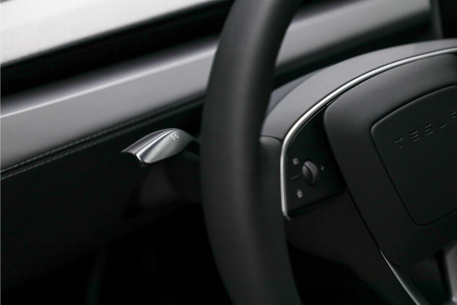 Подрулевой переключатель в обновленной Tesla Model 3