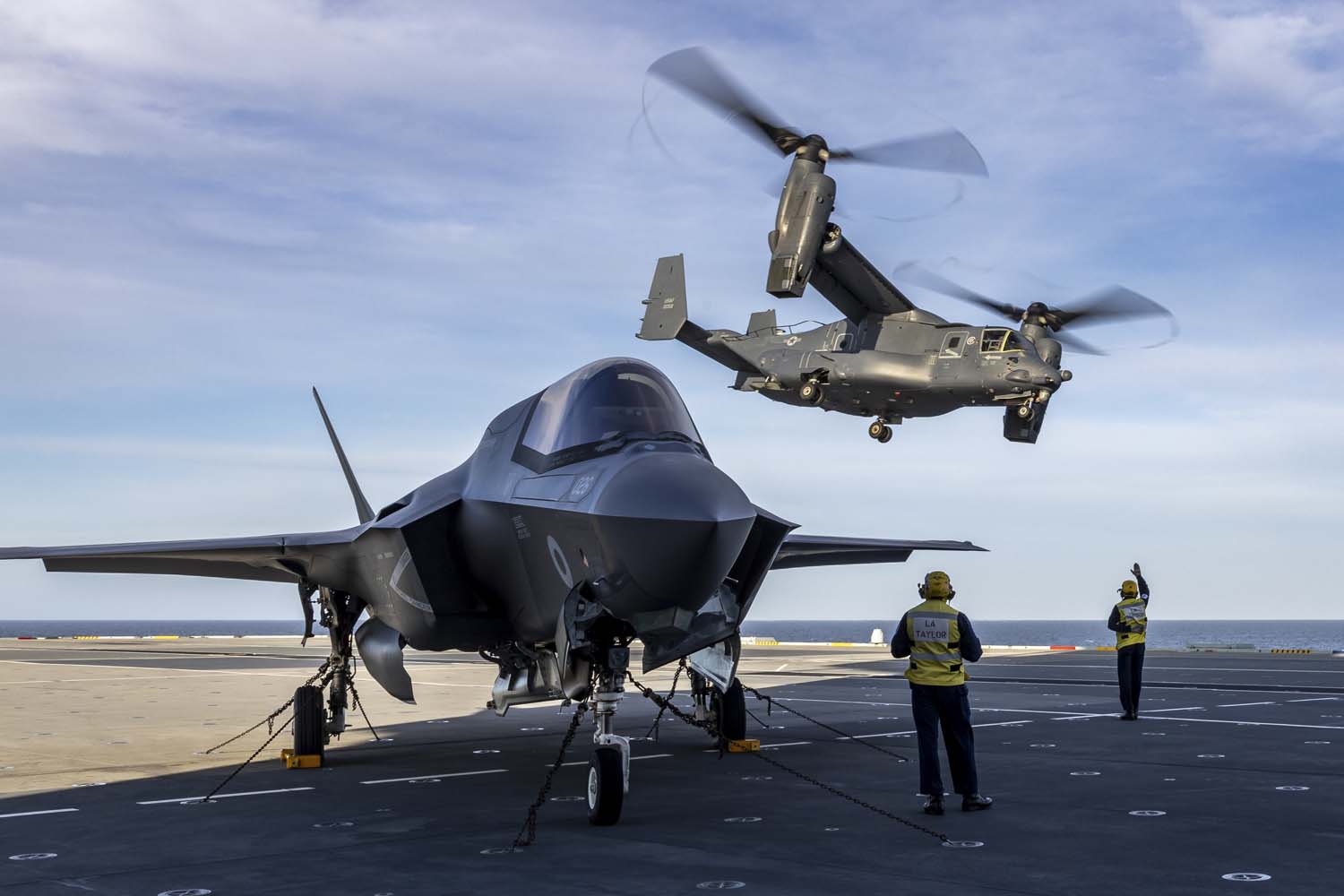 The flagship aircraft carrier HMS Queen Elizabeth, carrying fifth-generation F-35 Lightning II fighters, successfully conducted a series of simulated strike missions off the coast of Norway-10