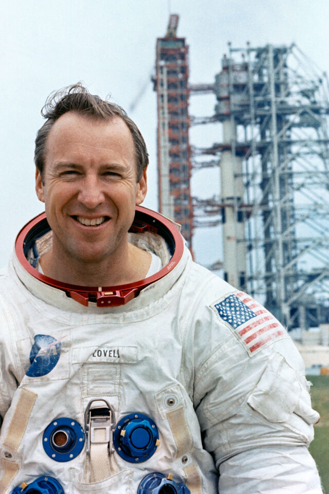 Джим Ловелл перед ракетою Saturn V, місія Apollo 13, 1970 рік. Ілюстрація: NASA