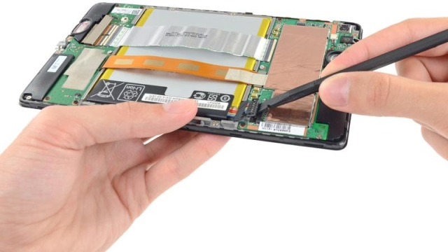 Умельцы из iFixit провели вскрытие планшета Nexus 7 2013 года-3