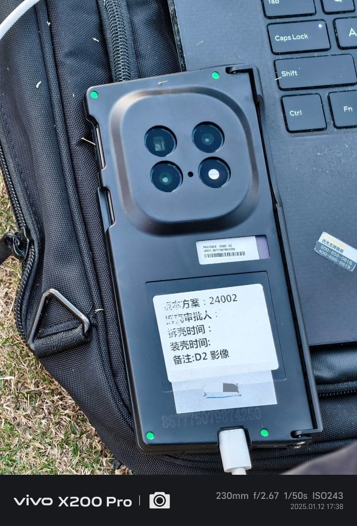 Oppo Find N5 у повністю закритому чохлі