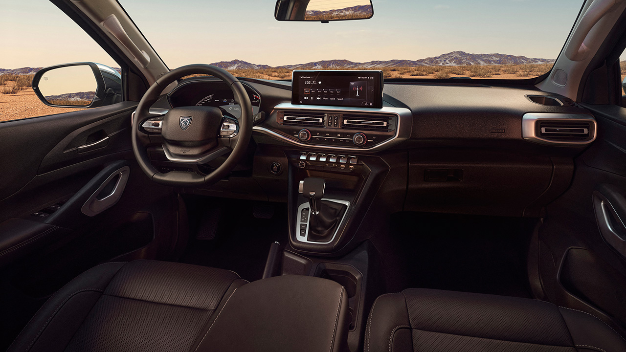 Внутрішній вигляд оновленого пікапа Peugeot Landtrek