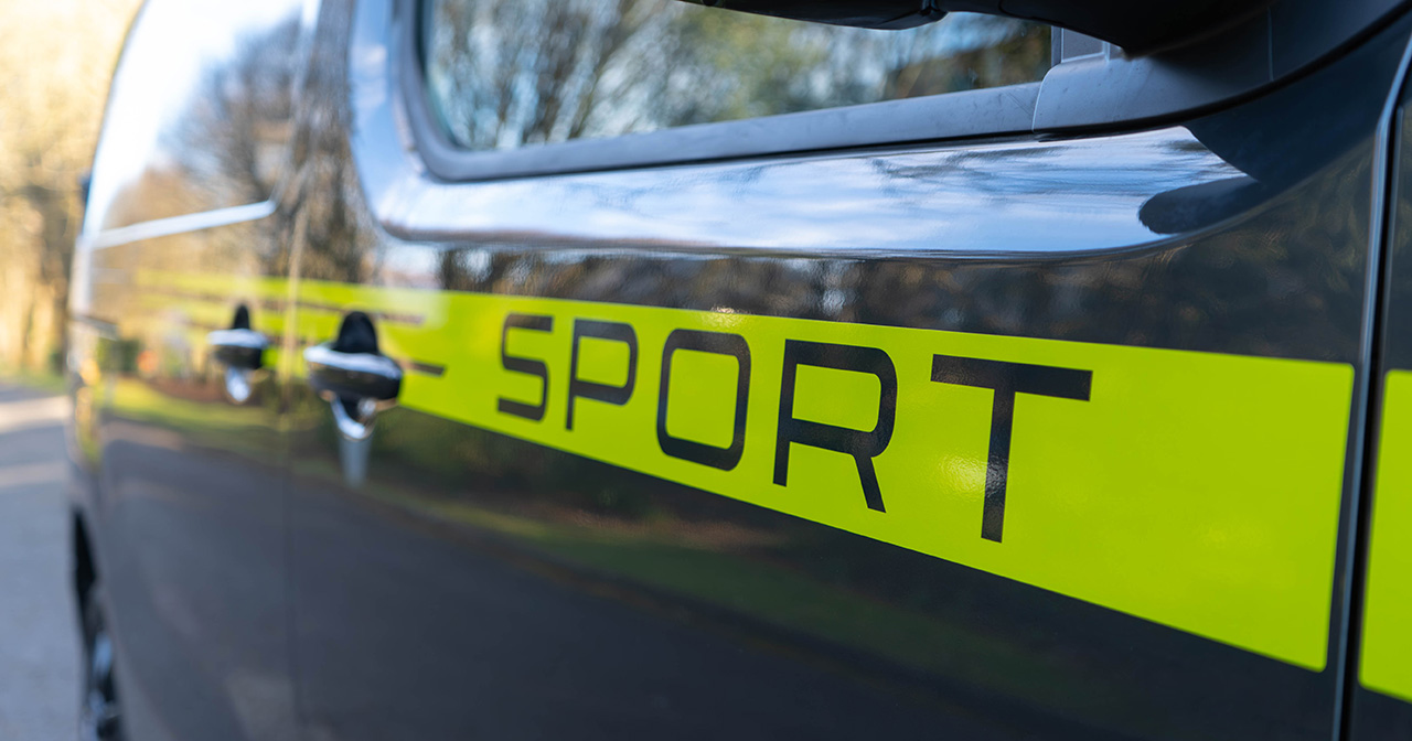 Peugeot Expert Sport avec des autocollants Kryptonite Green frappants