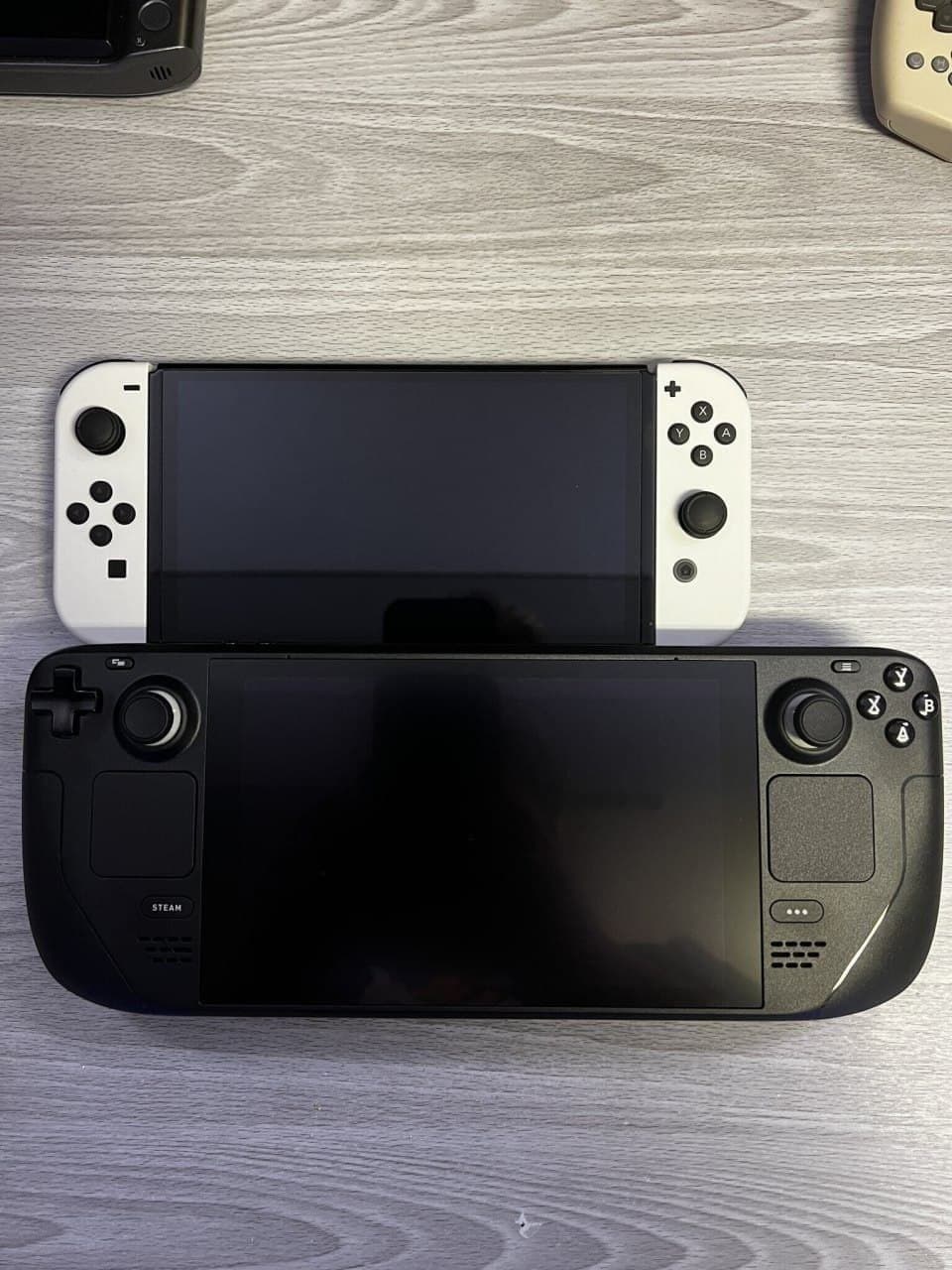 Comparaison visuelle de Steam Deck avec d'autres consoles portables et une banane