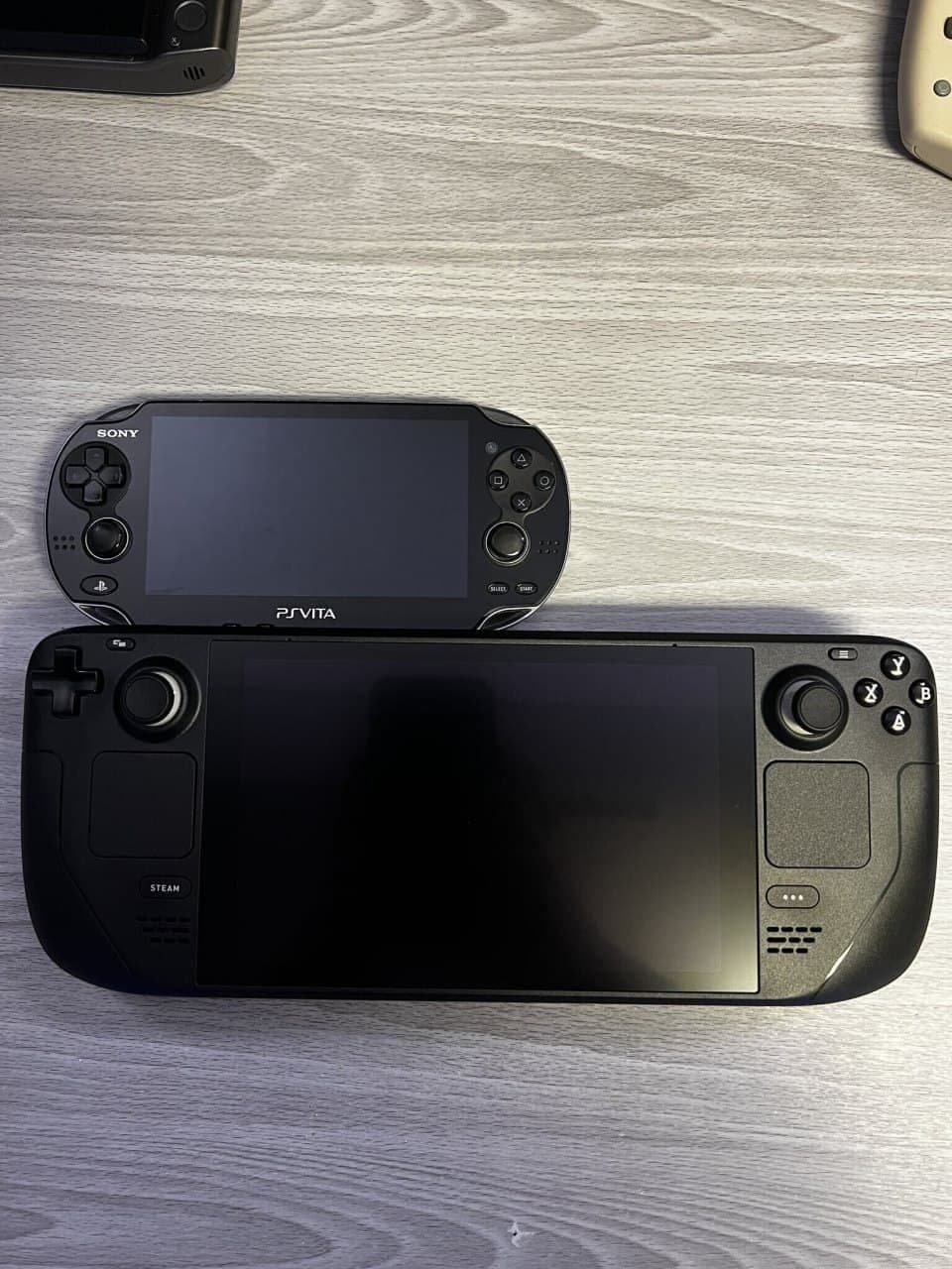 Comparaison visuelle de Steam Deck avec d'autres consoles portables et une banane-3