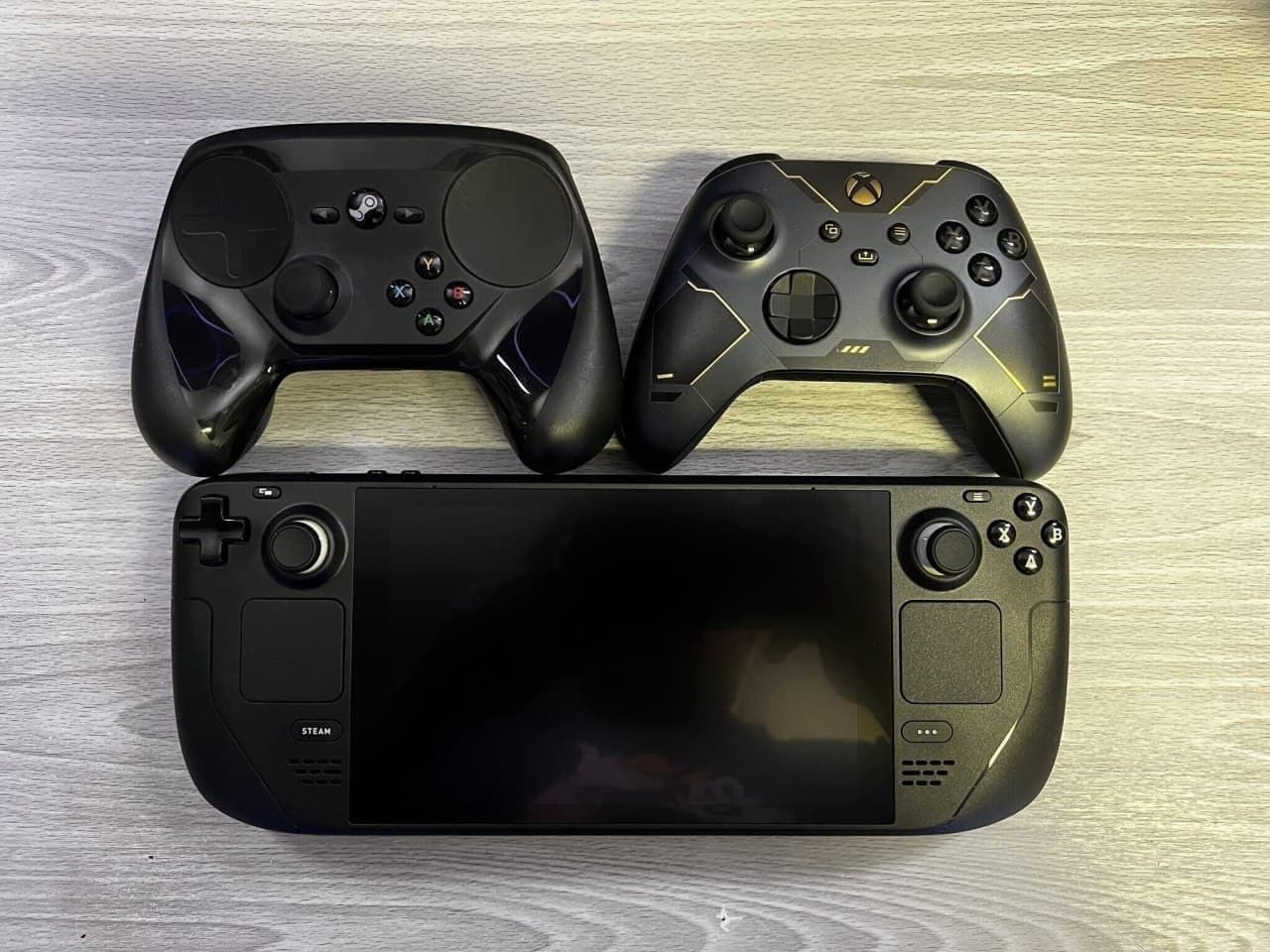 Comparaison visuelle de Steam Deck avec d'autres consoles portables et une banane-4