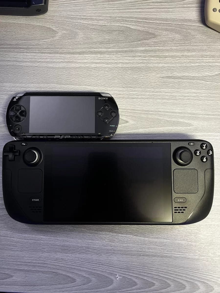 Comparaison visuelle de Steam Deck avec d'autres consoles portables et une banane-5