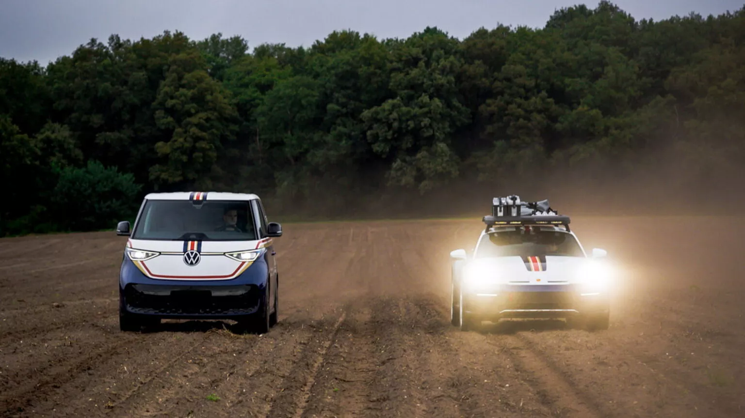 Porsche 911 Dakar avec la camionnette VW ID. Buzz