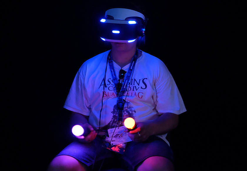 Sony выпускает разноцветные DualShock 4, снижает стоимость PS4 и переименовывает Project Morpheus-2