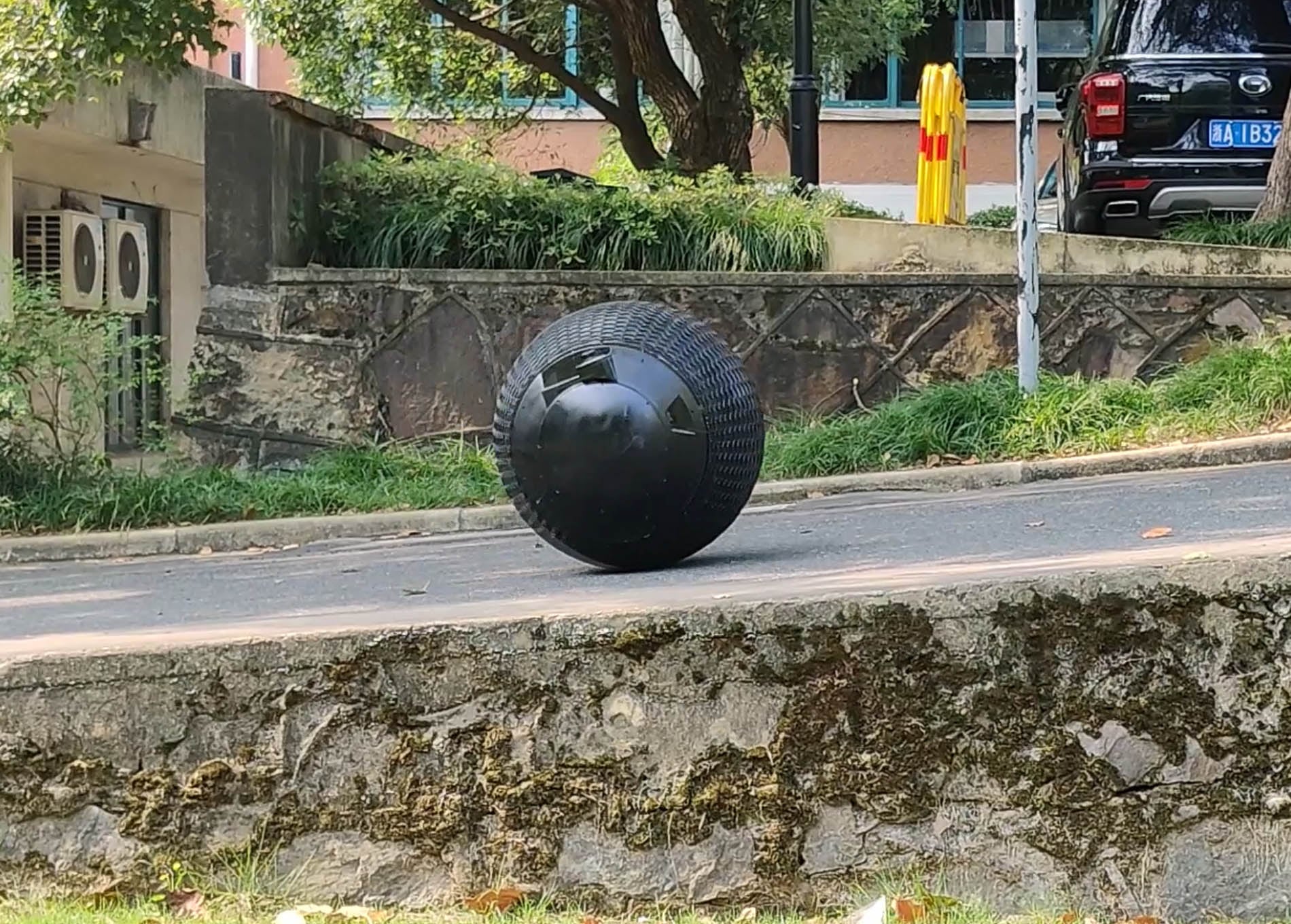 Rotunbot RT-G on a city street, photo from rotunbot.cn