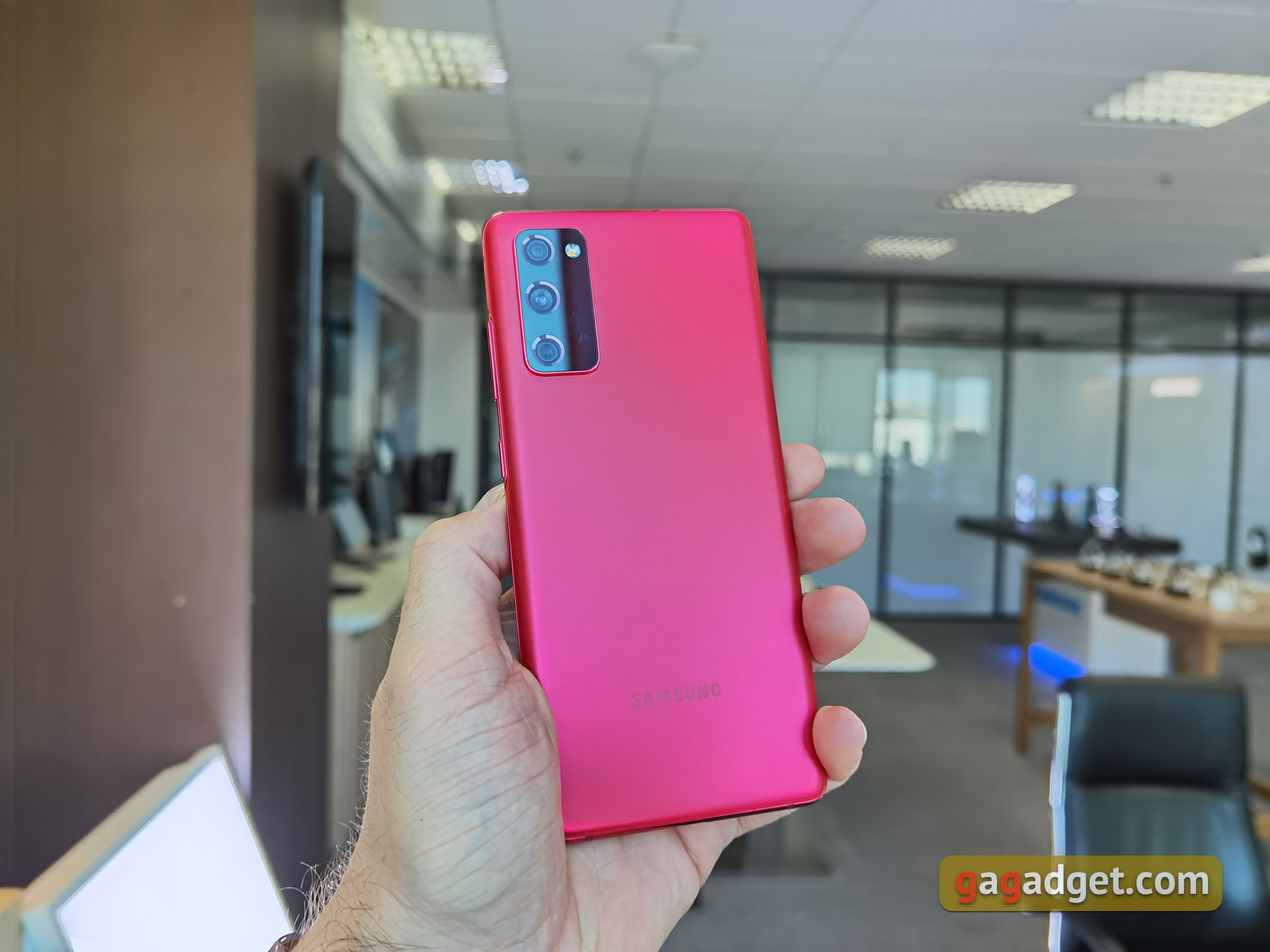 "Молодёжный" флагман Samsung Galaxy S20 FE своими глазами-15