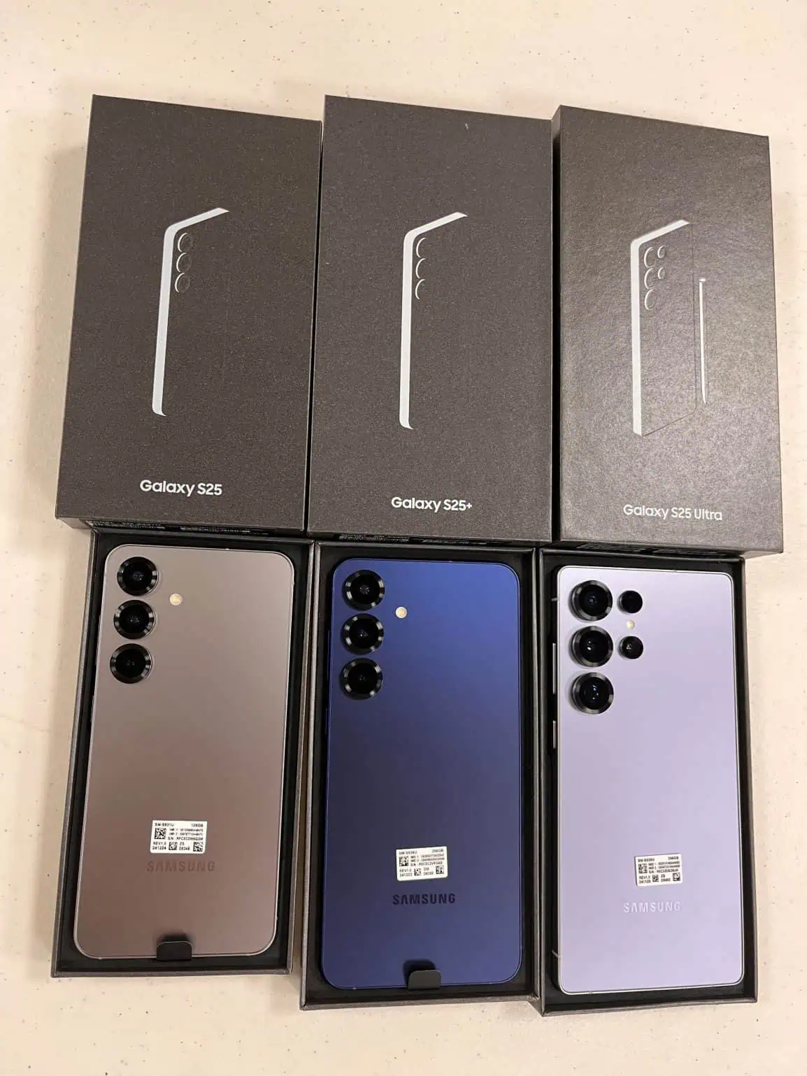 Синя версія Galaxy S25 у руці користувача