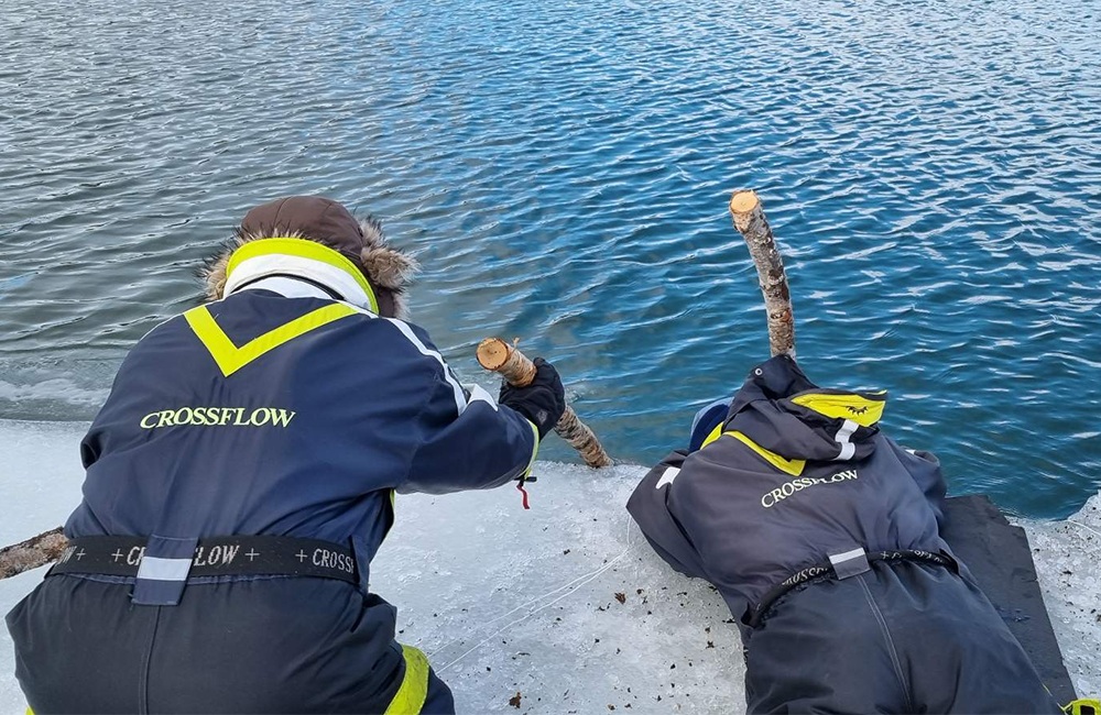 Samsung Galaxy S23 Ultra in ice-cold water