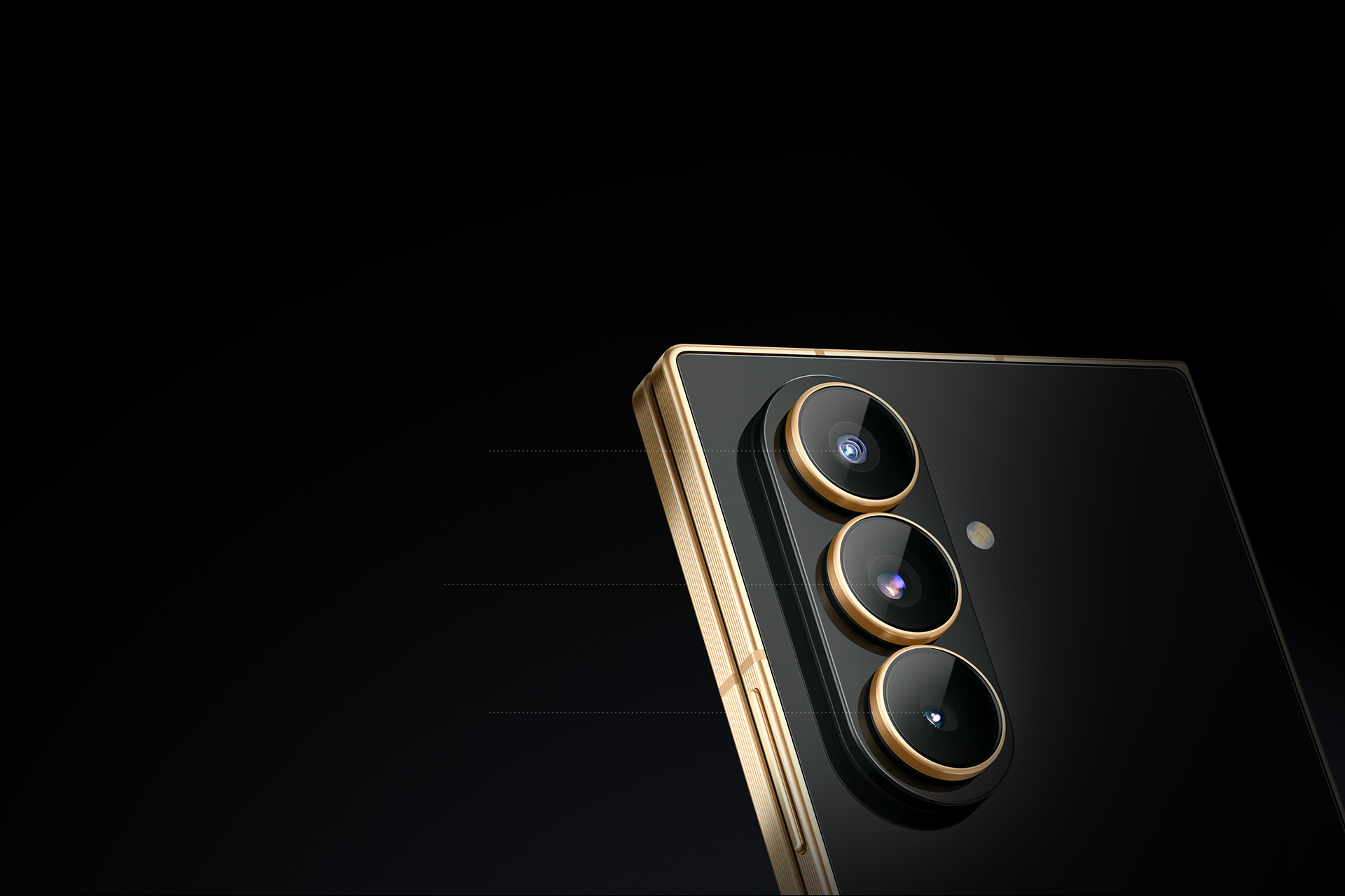Камера Samsung W26 з золотистими кільцями навколо