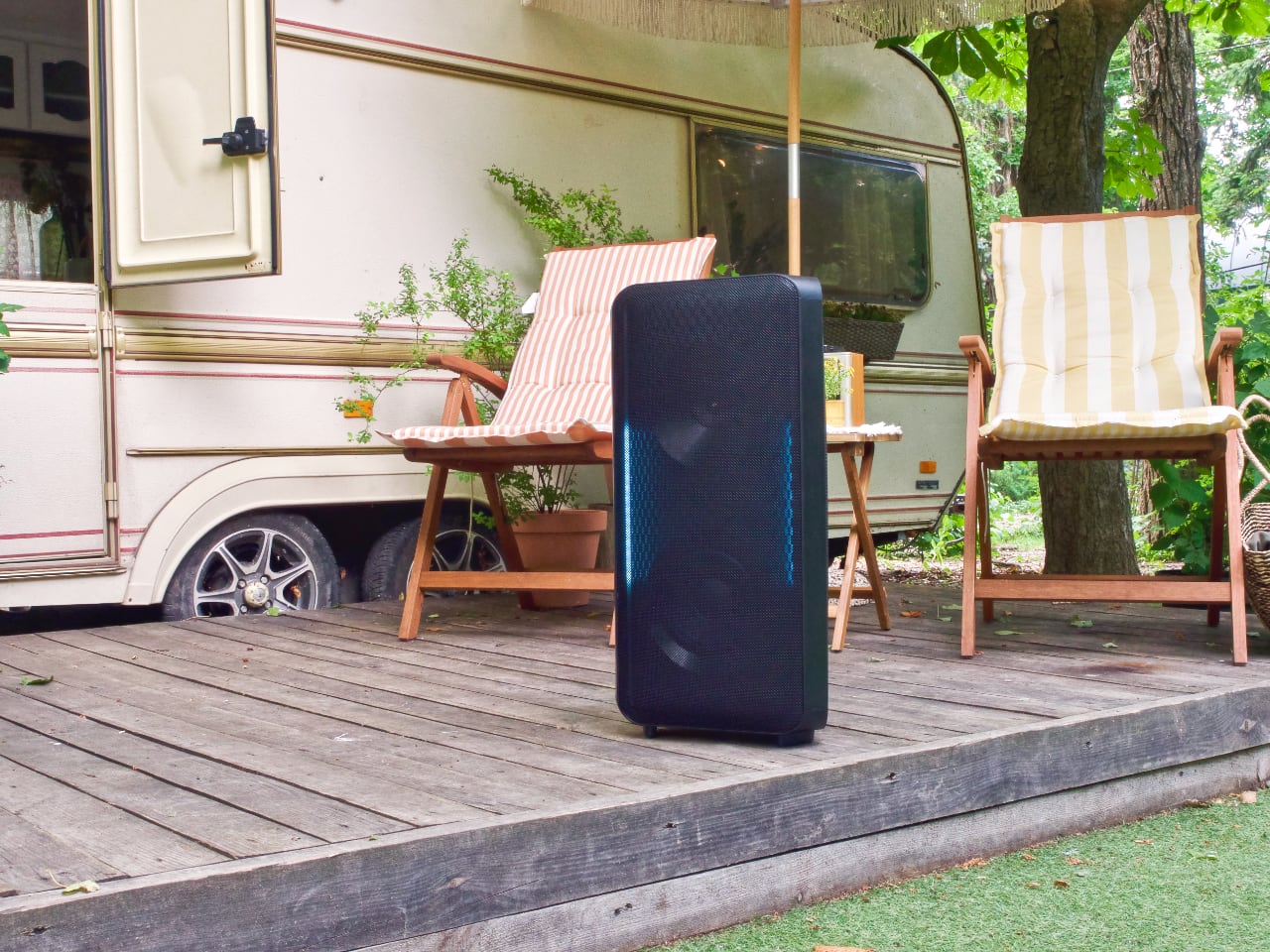 King of the vibe: Samsung Sound Tower MX-ST50B heavy-duty speaker with built-in battery and LED backlight review