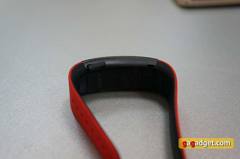 Швец и жнец: обзор Sony SmartBand Talk (SWR30)-5