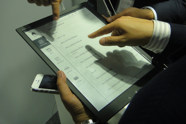 Посмотрите, как работает ридер Sony с 13" экраном E-Ink Mobius Посмотрите, как работает ридер Sony с 13" экраном E-Ink Mobius