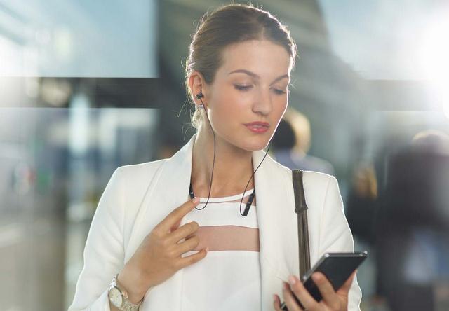Bluetooth-гарнитура Sony SBH80 с шумоподавлением и поддержкой HD Voice-5