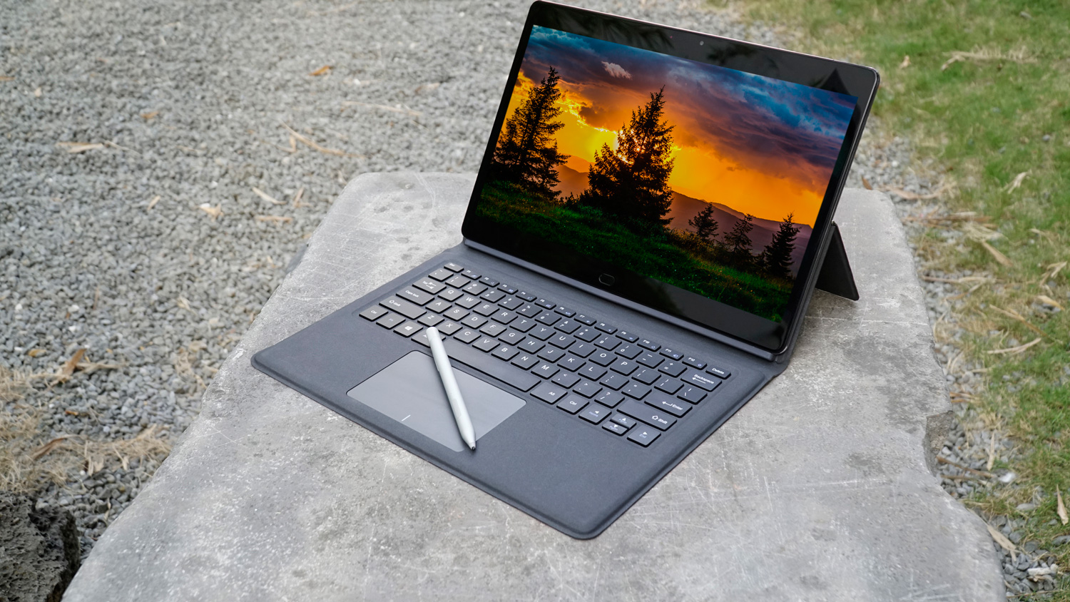 Обзор планшета Chuwi CoreBook-8 sturdy kickstand.jpg
