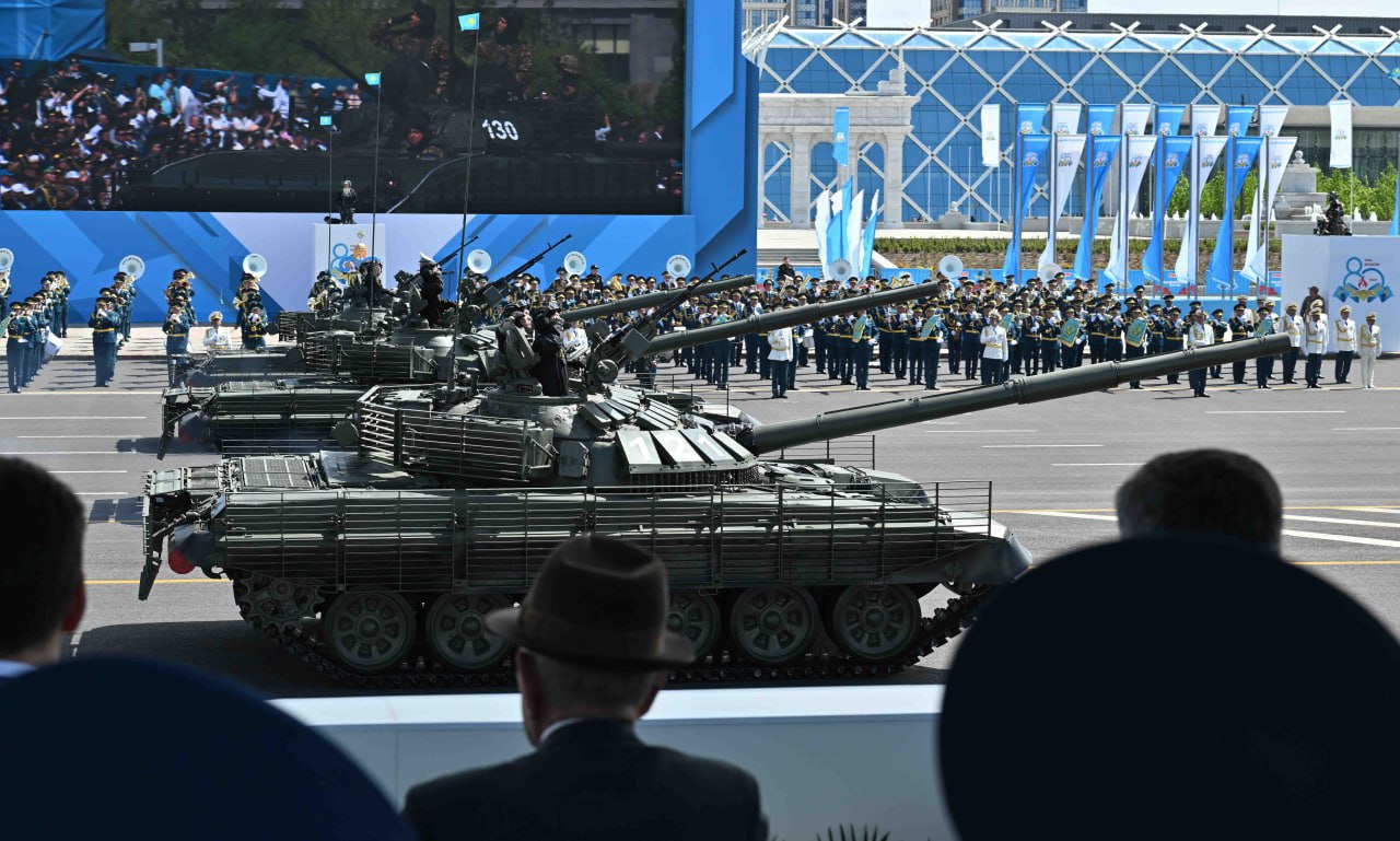 Модернізовані танки Т-72А. Ілюстрація: Андрій Тарасенко