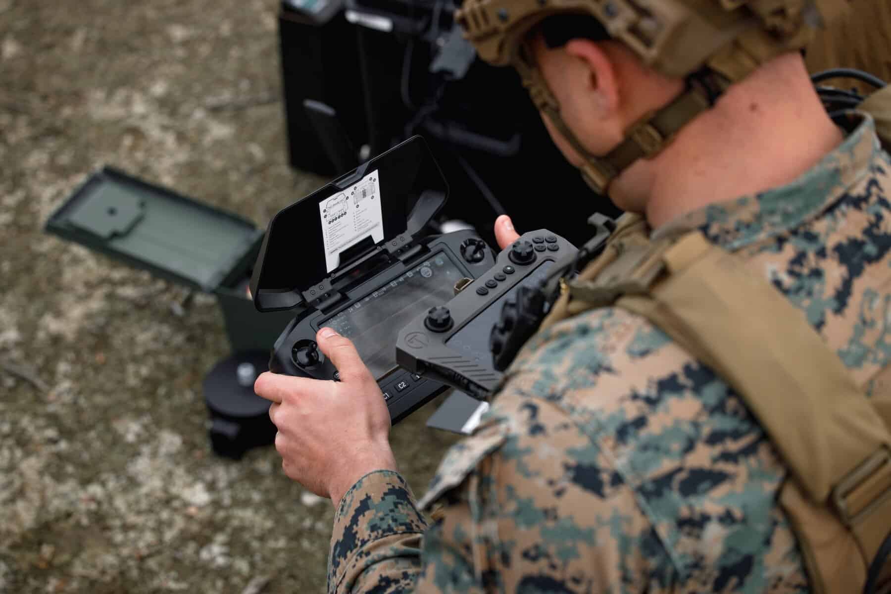 Оператор дрона Skydio X2D. Ілюстрація: Marines