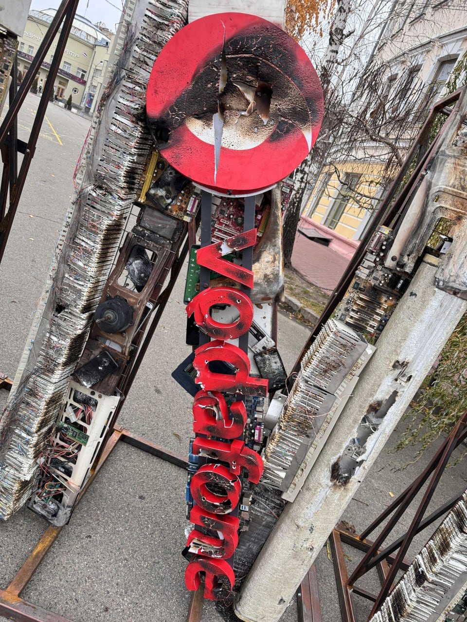 Une enseigne Vodafone brûlée symbolisant les destructions de la guerre.