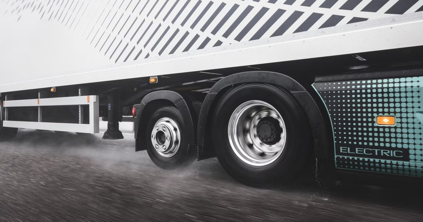 Volvo FH Aero Electric tractor in motion