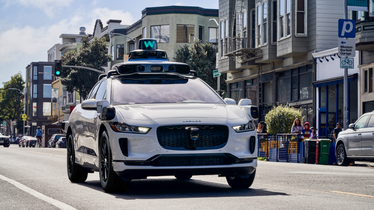 Роботакси Waymo выехало на встречную полосу, пытаясь объехать группу моноциклистов