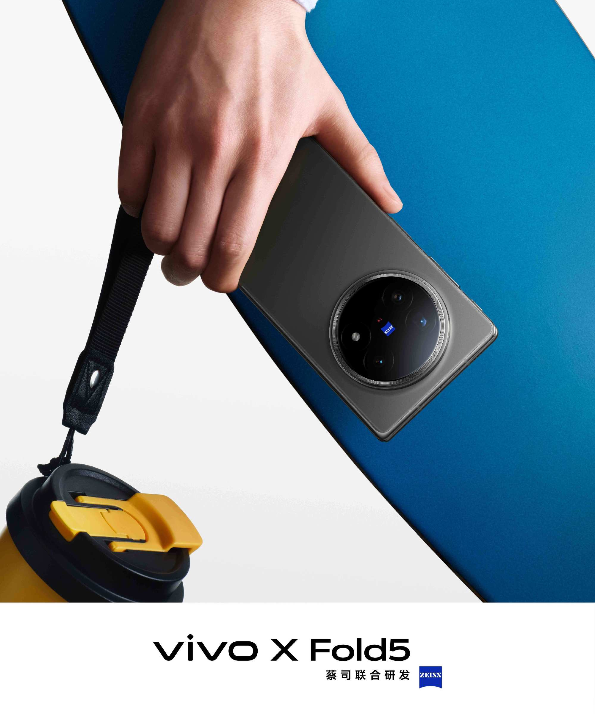 Вид спереди Vivo X Fold5