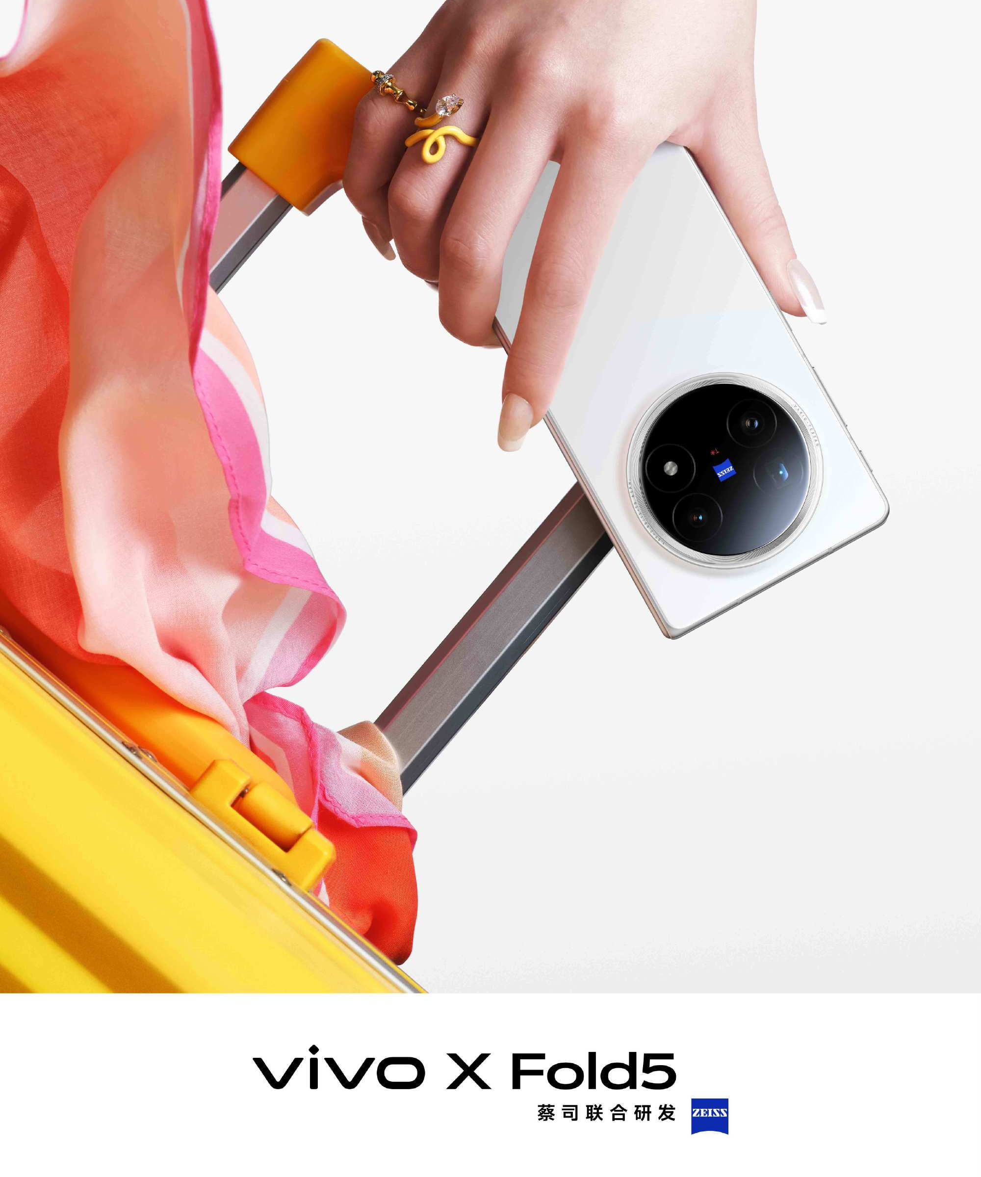 Вид сбоку Vivo X Fold5