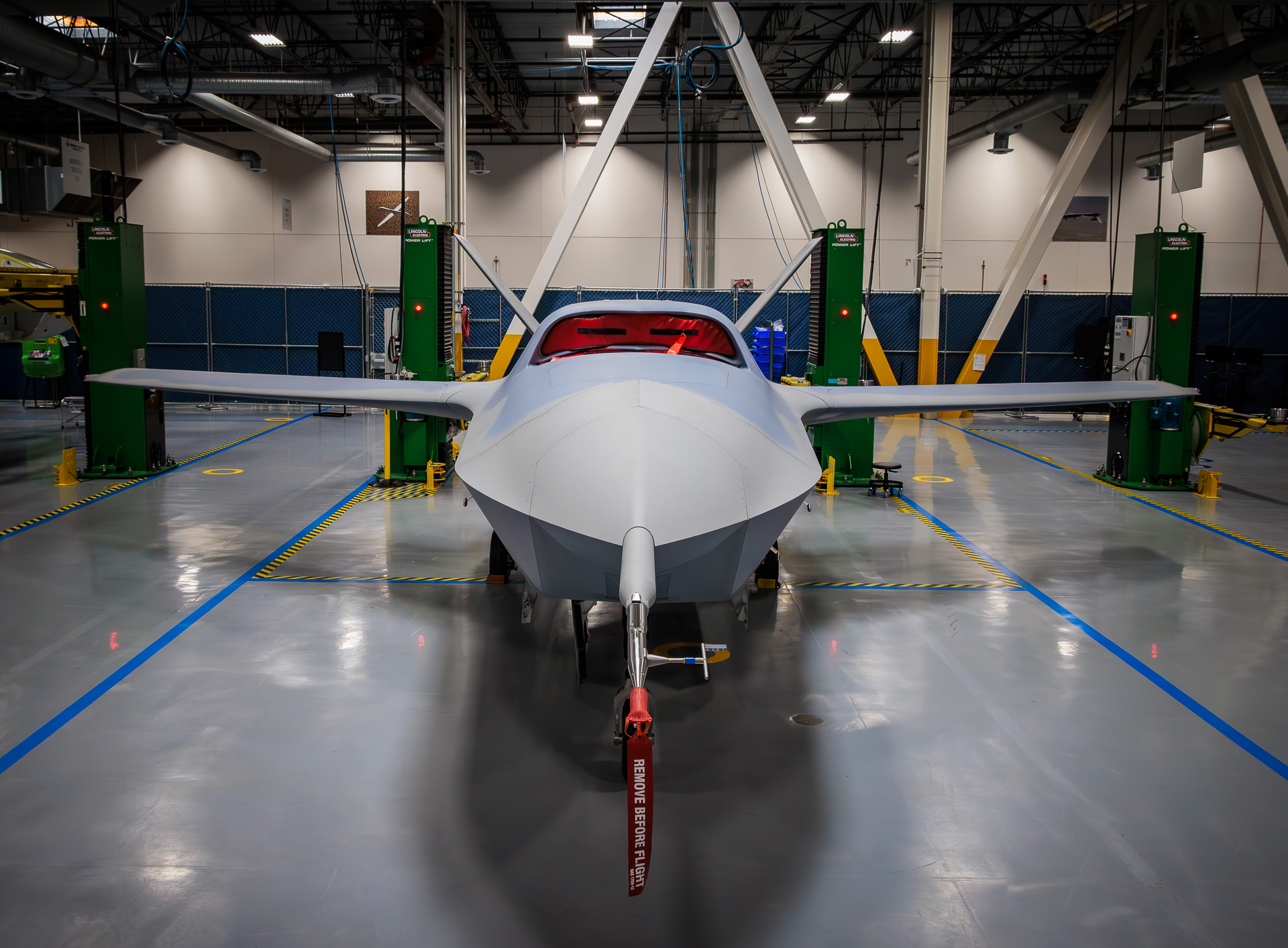 Прототип безекіпажного винищувача YFQ-42A. Ілюстрація: David Allvin
