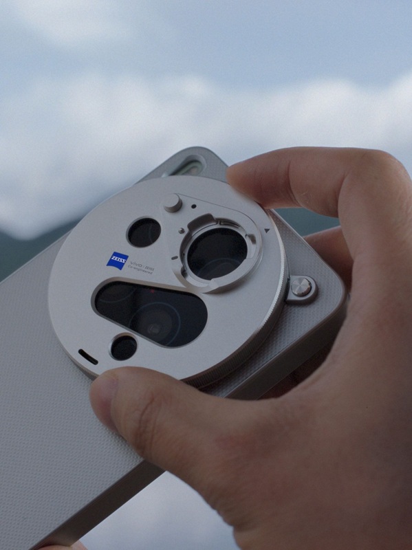 Фотографія з аксесуаром для Vivo X300 Ultra